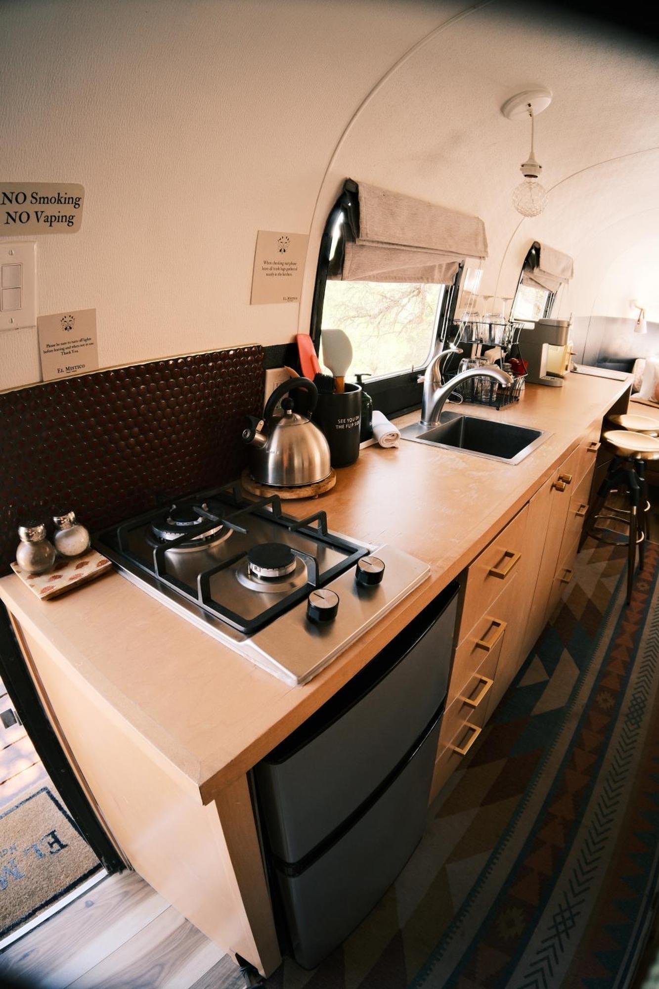 Silver Bullet Airstream, El Mistico Glamping Ranch Nogal Exterior photo